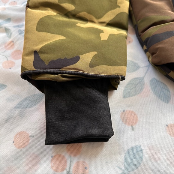 Canada Goose Camouflage Outdoor Down Jacket, Unisex - Picture 6 of 10